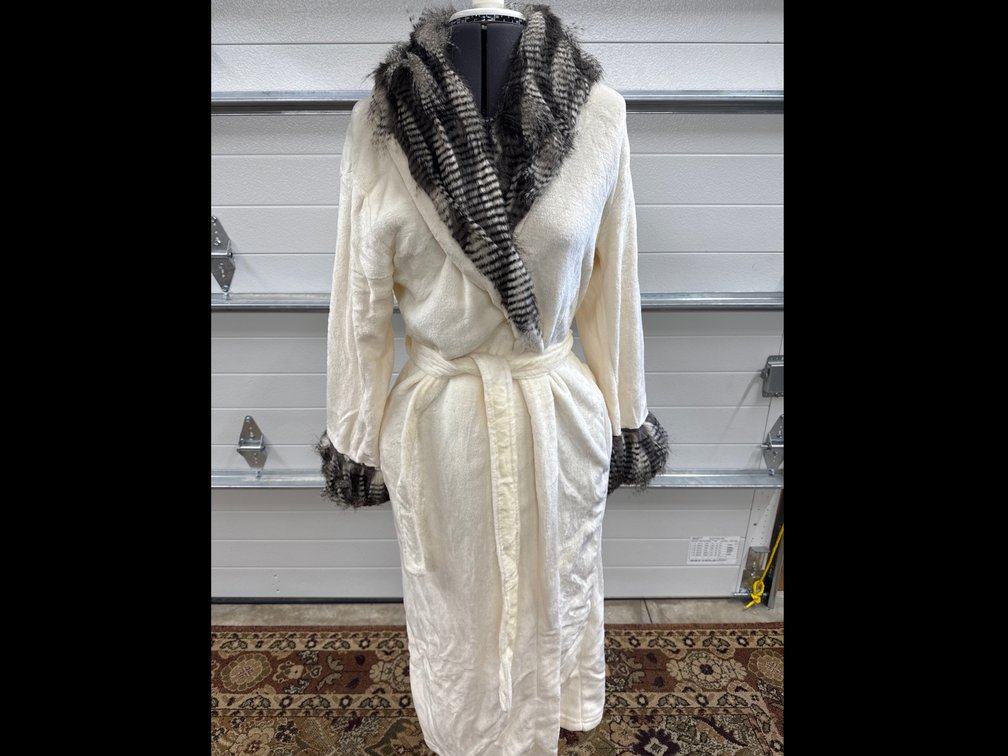 Plush Robe (NIP)