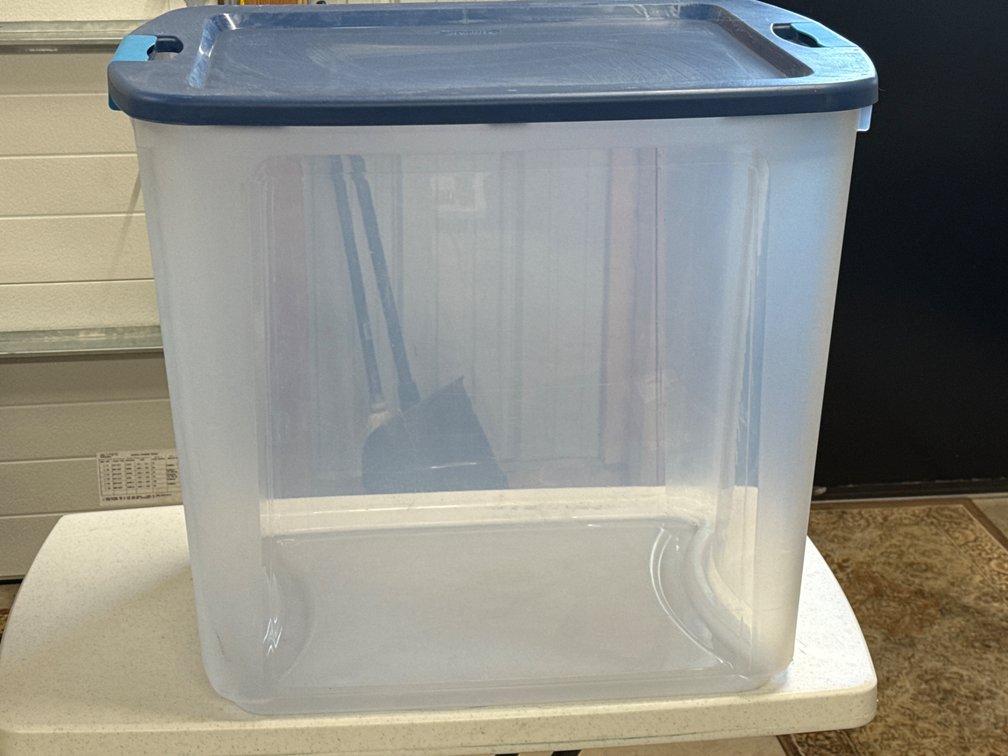Clear Plastic Tub (1)