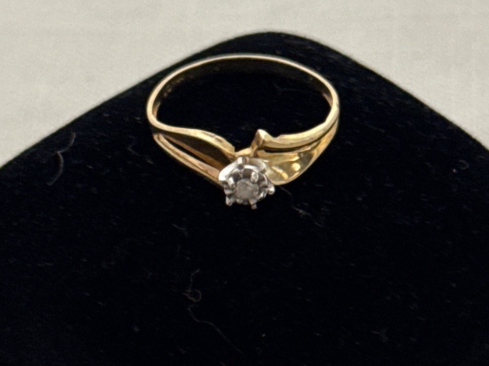 Gold & Diamond Ring