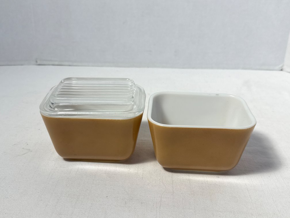 Vintage Pyrex Dishes (2)