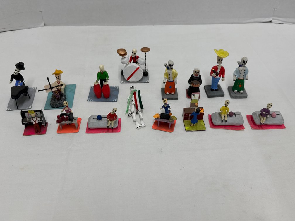 Day of the Dead Miniature Folk Art. (16)
