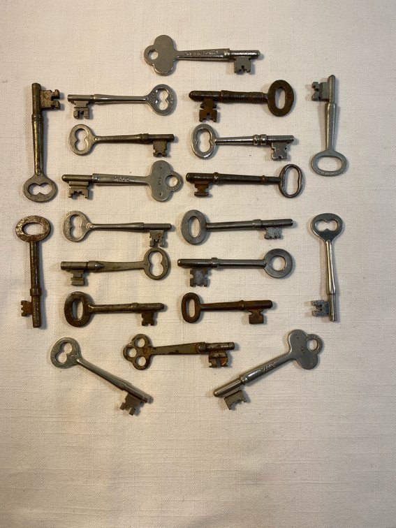 (20) Antique/Vintage Skeleton Key Collection