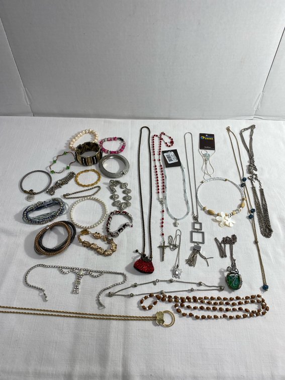 Jewelry Lot (15) Bracelets & (15) Necklaces