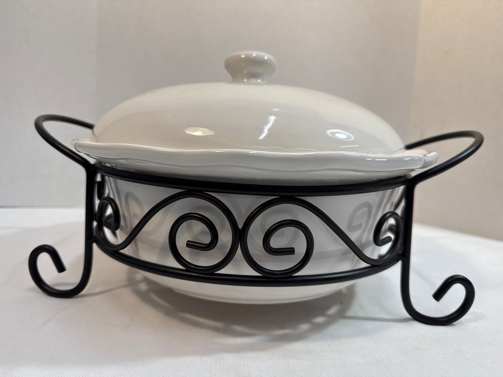 Round Baker with Lid & Wrought Iron Stand
