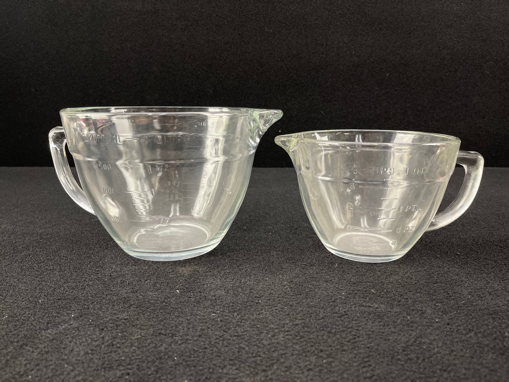 The Pampered Chef Glass Measuring Cups 1qt and 2qt
