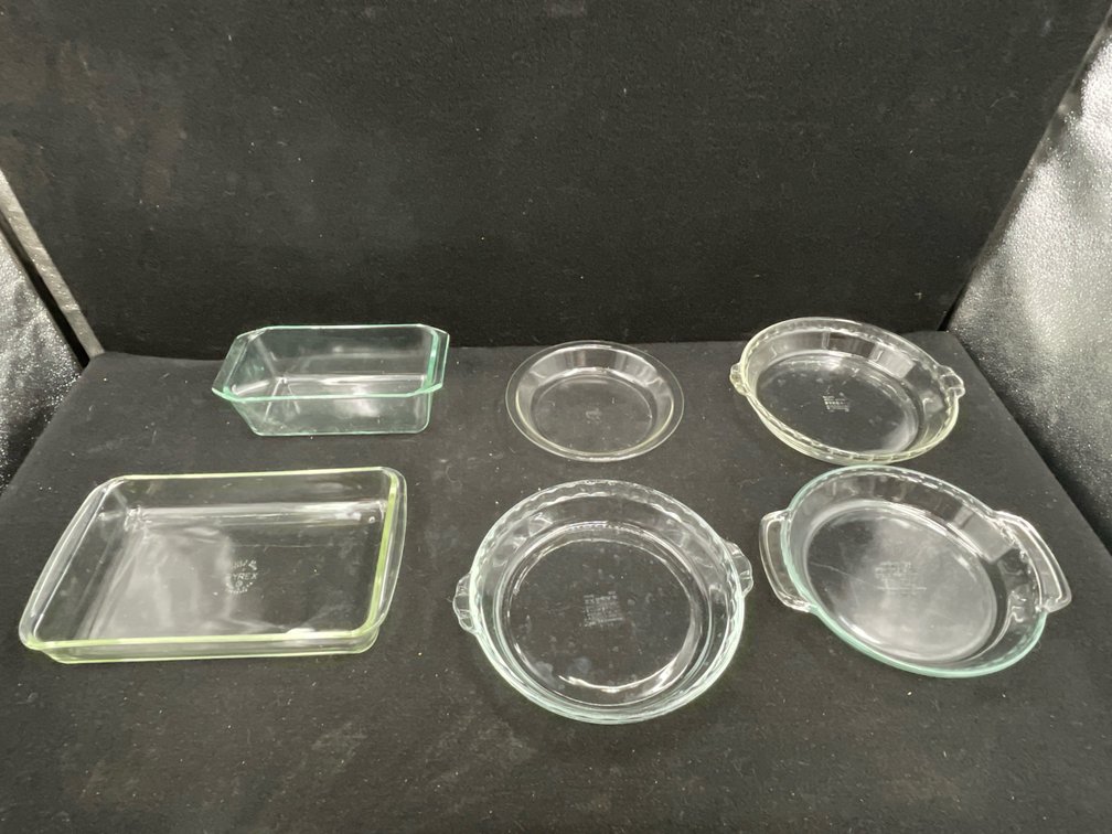 2 Rectangle Pyrex, & 4 Pyrex Pie Plates