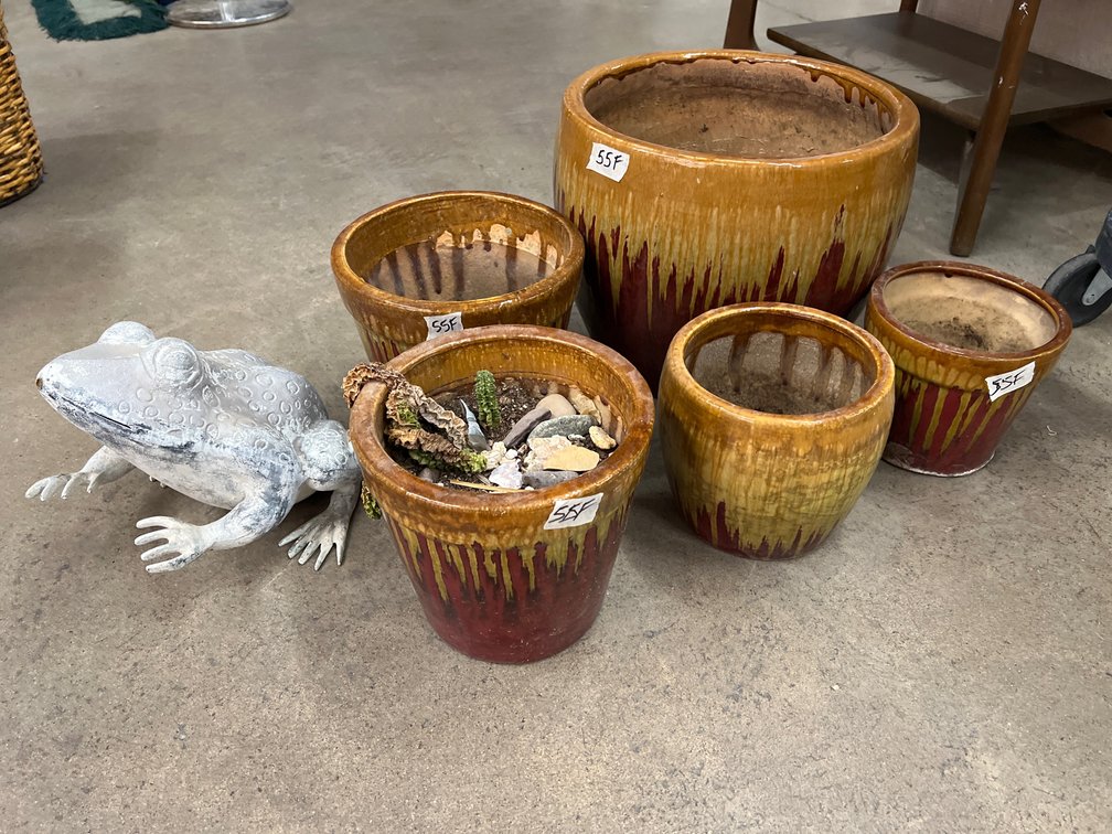 5 Brown/Red Planter Pots and Garden Frog