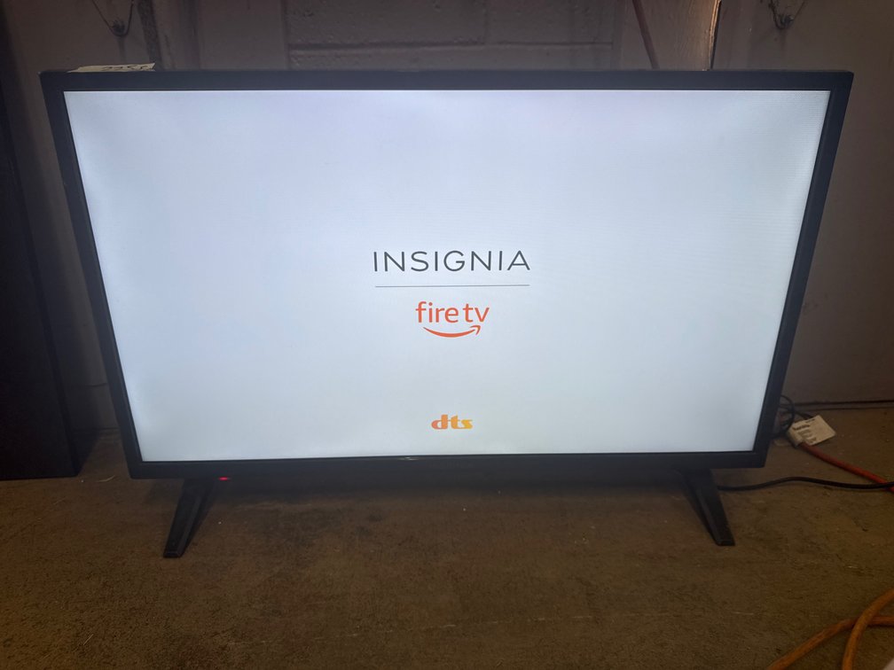 32" Insignia Tv
