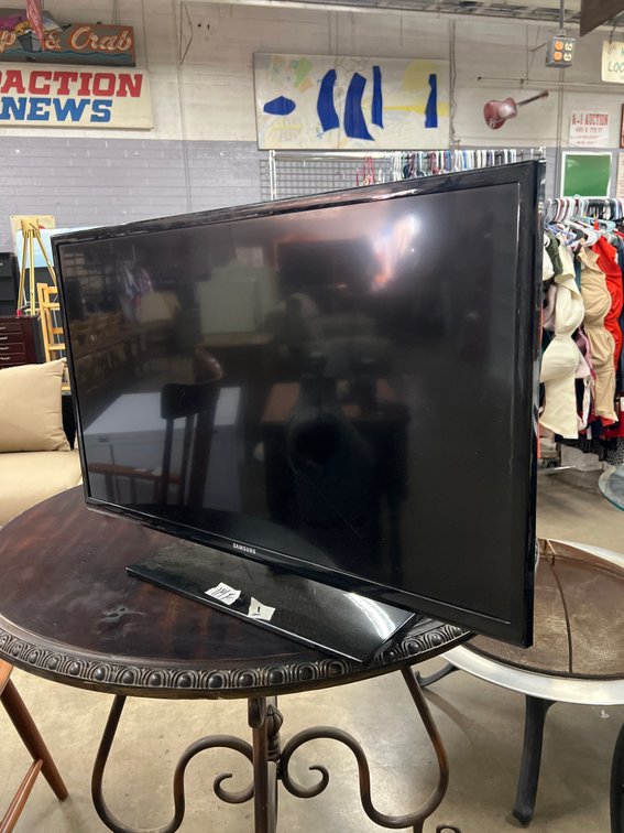 32" Samsung Flat Screen LCD/ LED TV