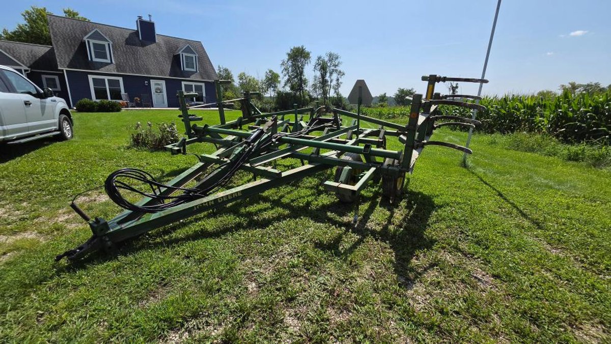 John Deere 1000 Winged Field Cultivator