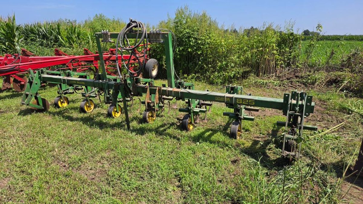 John Deere 825 3 Pt 6R Cultivator