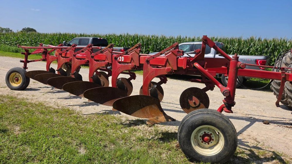 IH 720 6 Bottom Plow
