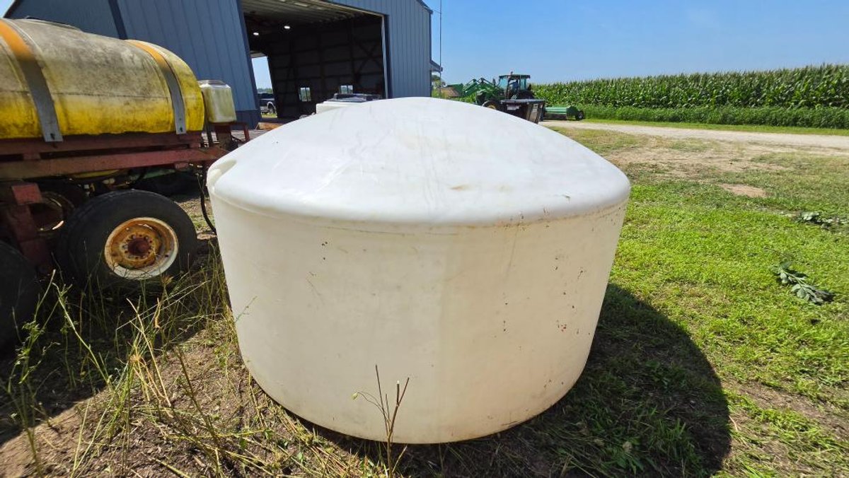 1100 Gallon Poly Vert. Tank w/ Valve