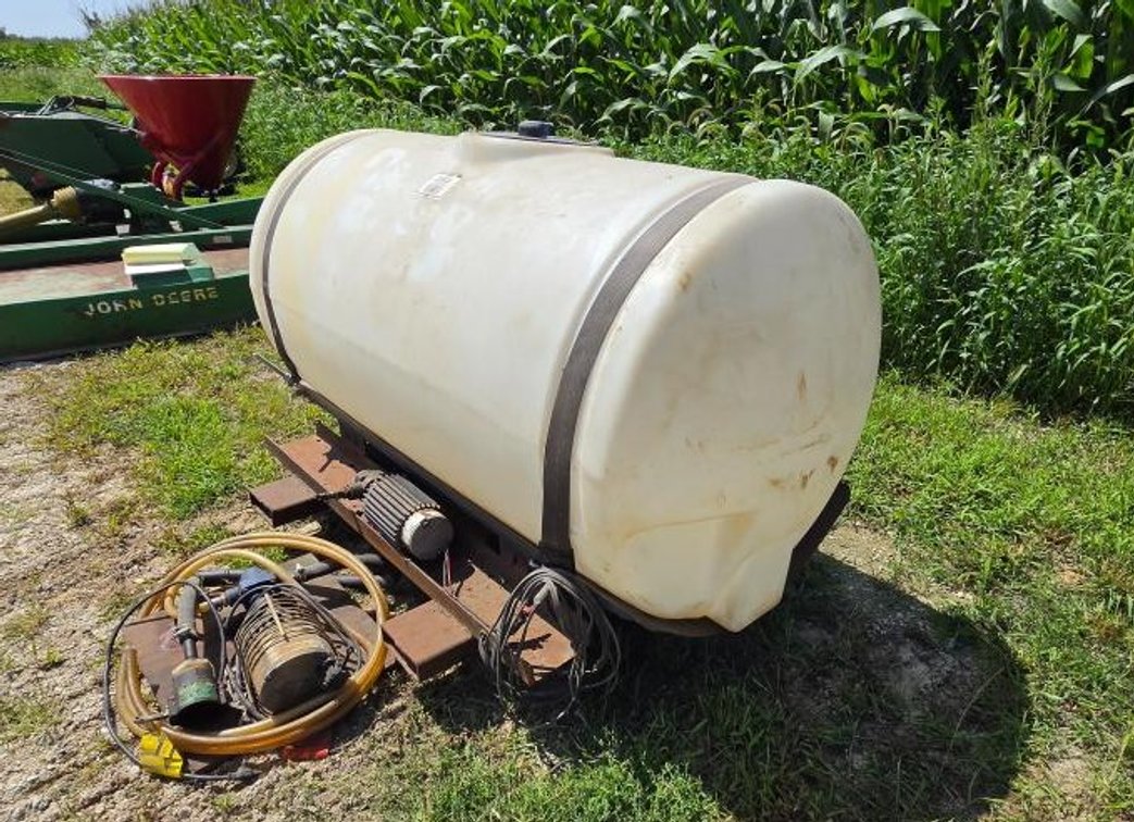200 Gal Saddle Tank w/ Delavan 44-51111 Pump