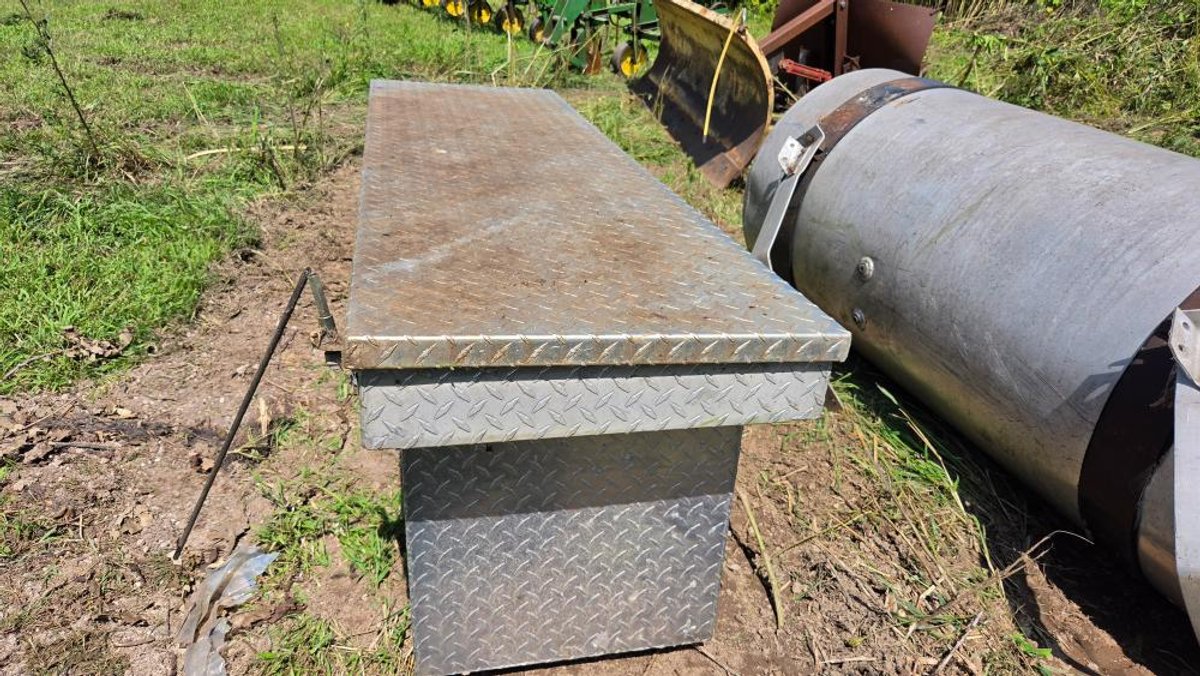 Diamond Plate Pickup Tool Box