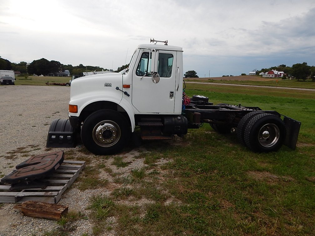 1999 International 4900 Single Axle Semi Tractor (Has WI Title)