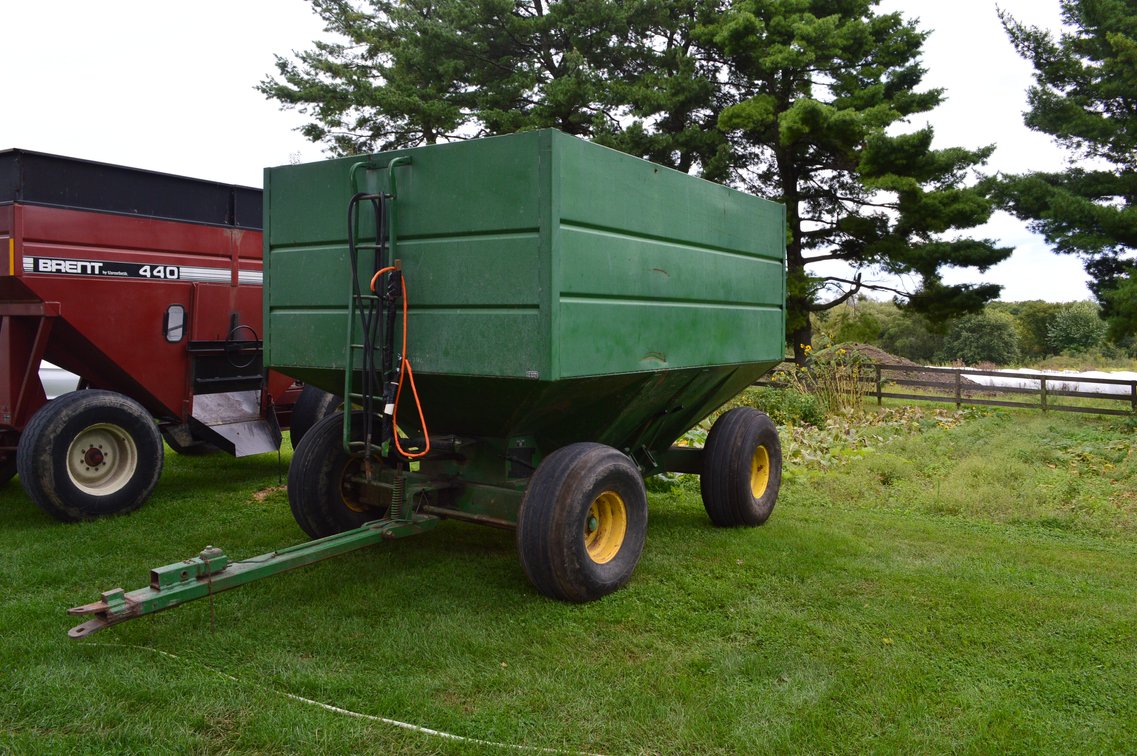 Brent 450 Center Dump Gravity Wagon (Offsite Franksville, WI)