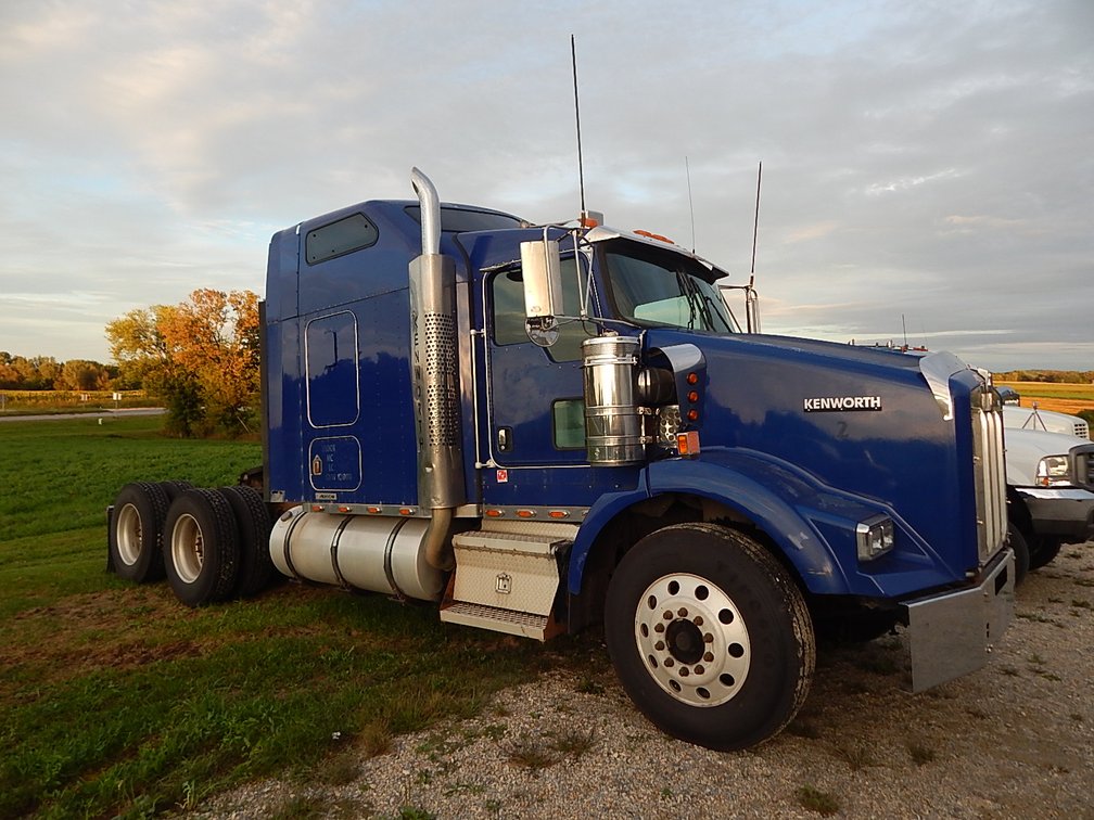 2006 Kenworth T800 Semi Tractor with Sleeper (Has WI Title)
