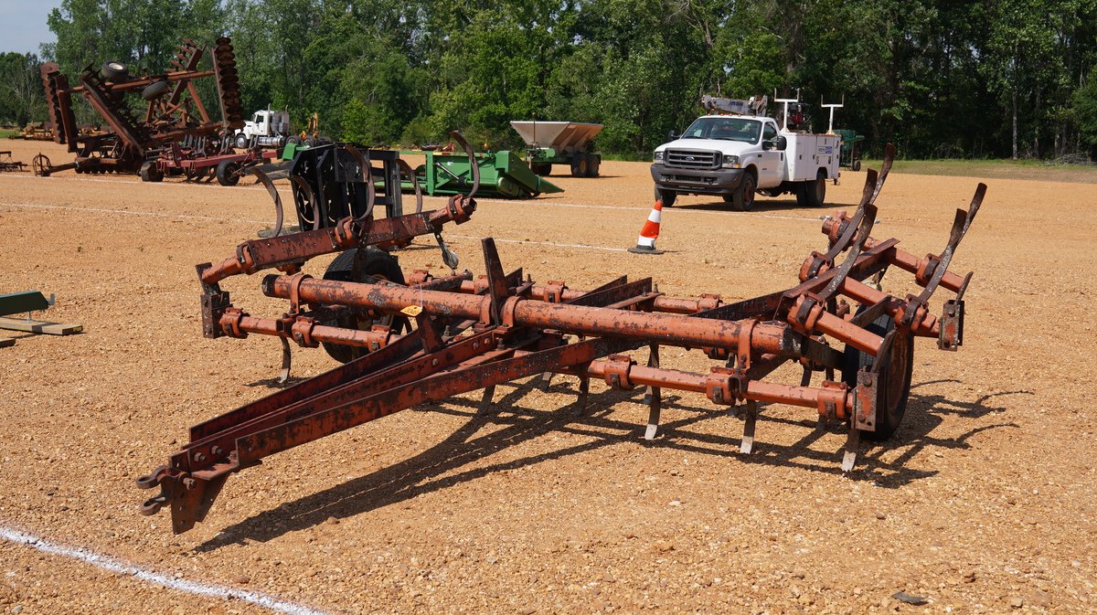 Chisel Plow Pull Type