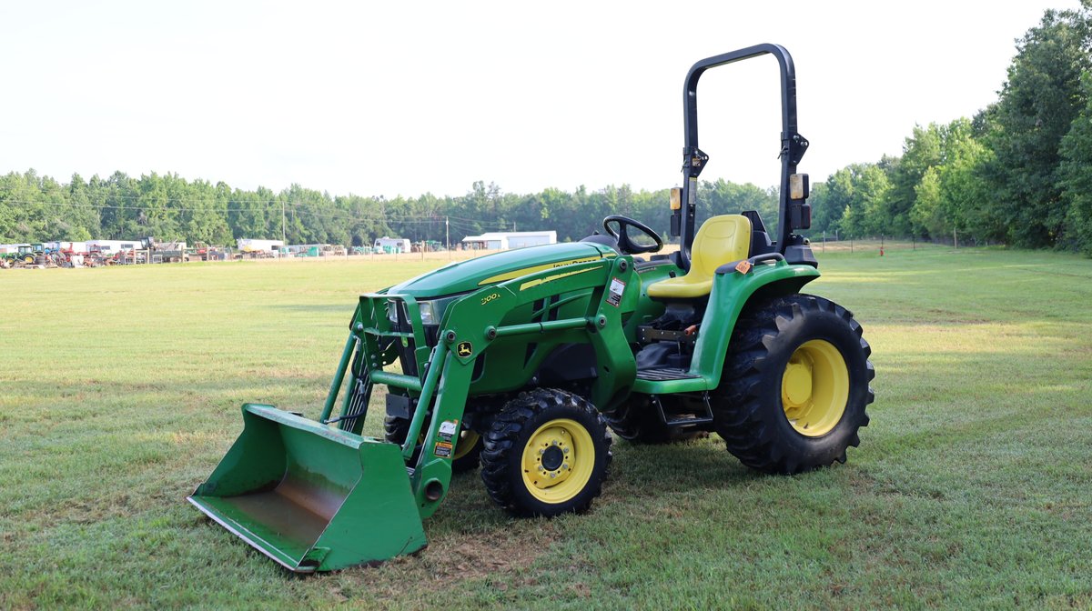 John Deere 3032E