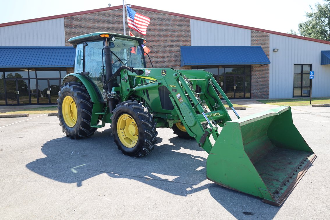 John Deere  5115M