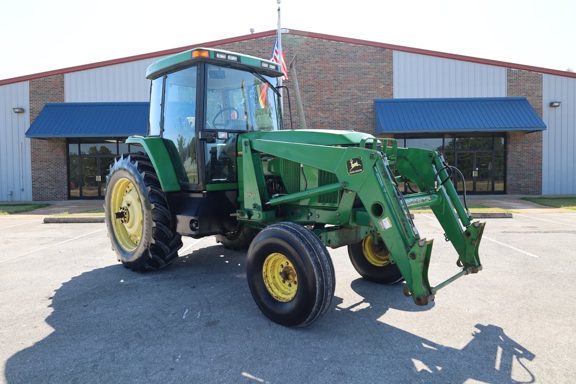 John Deere  7200