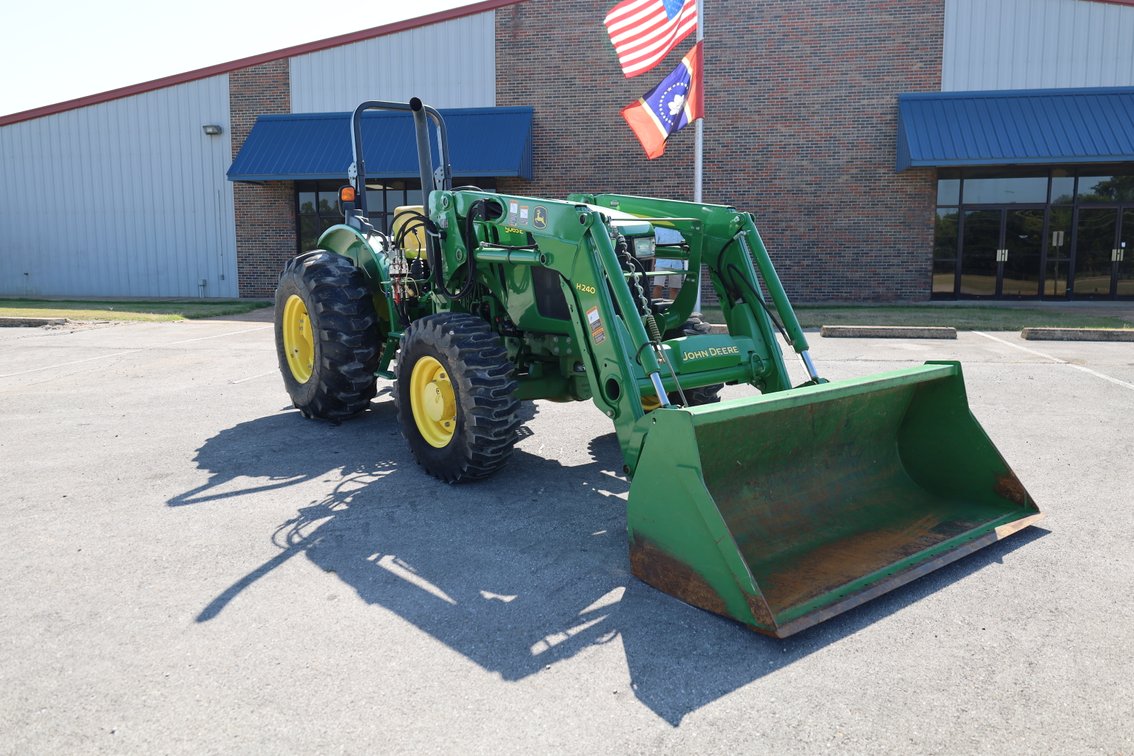 John Deere  5065E