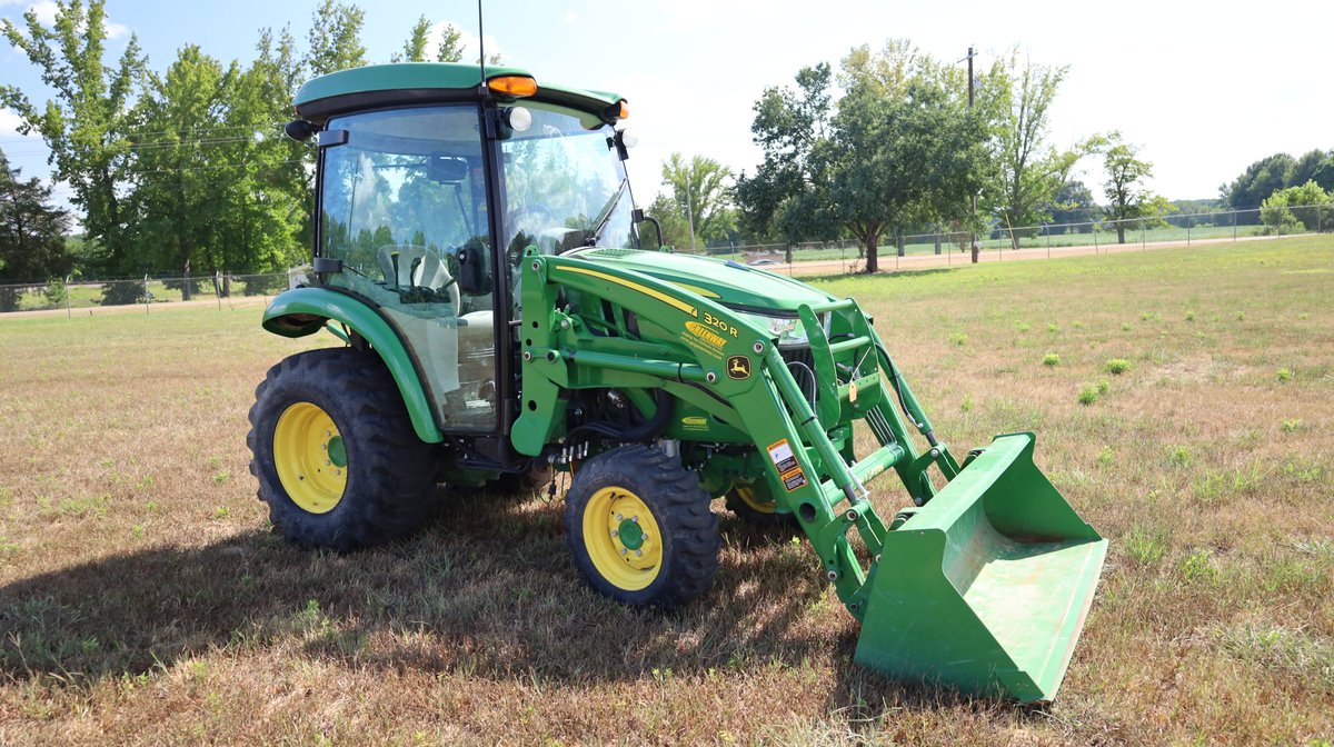 John Deere 3046R