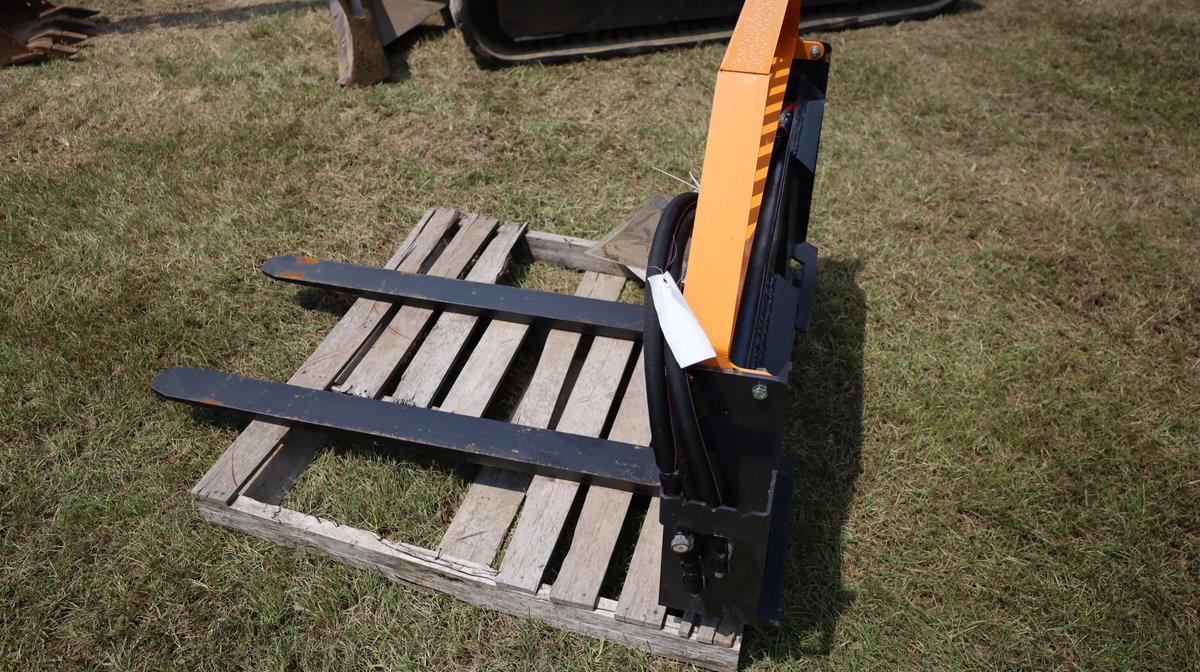 Hyd. Pallet Forks Skid Steer Attach