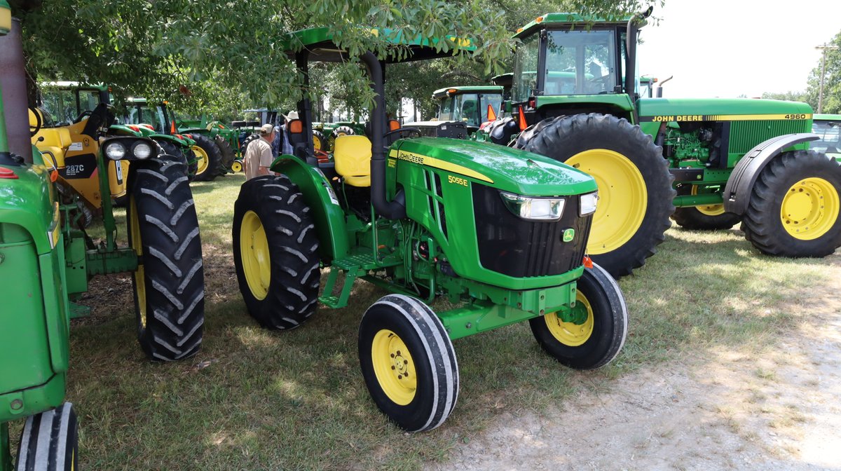 John Deere 5055E