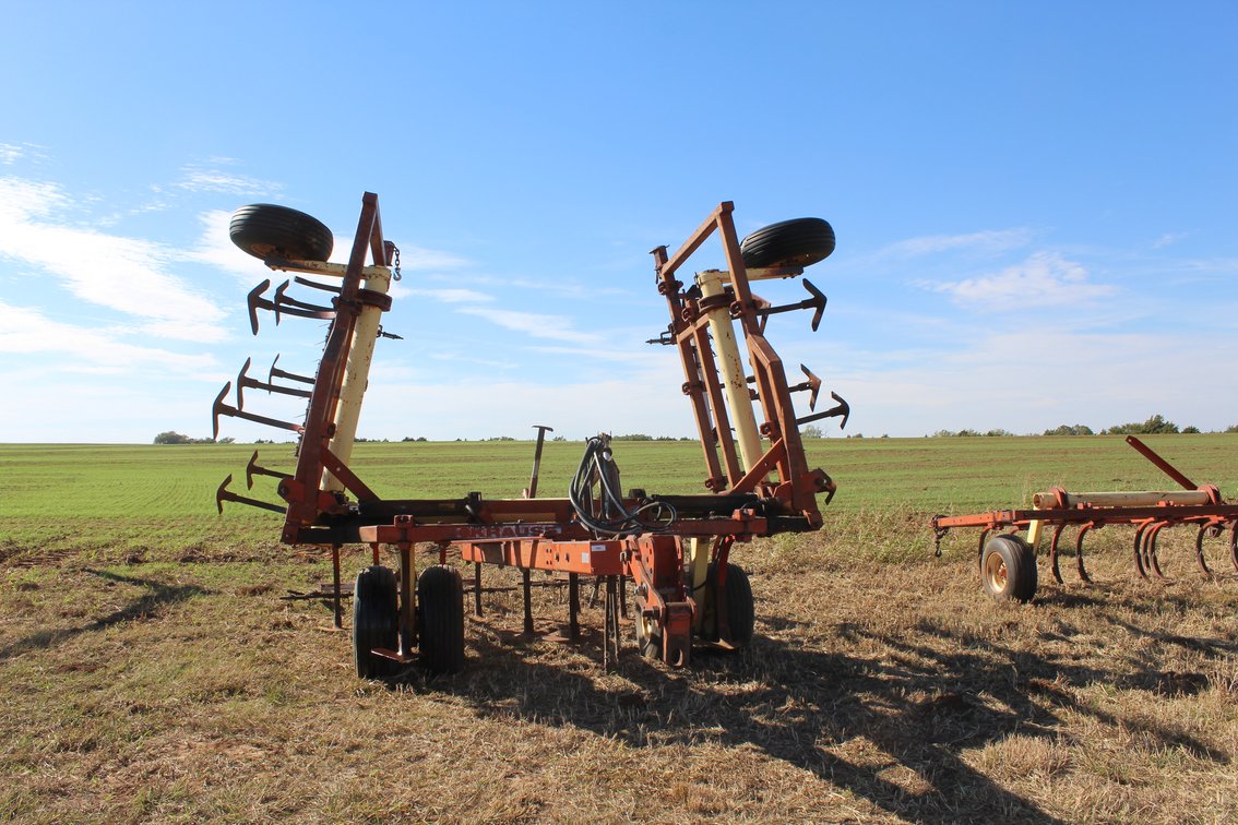 Krause 32' Chisel w/ Sweeps & Pickers