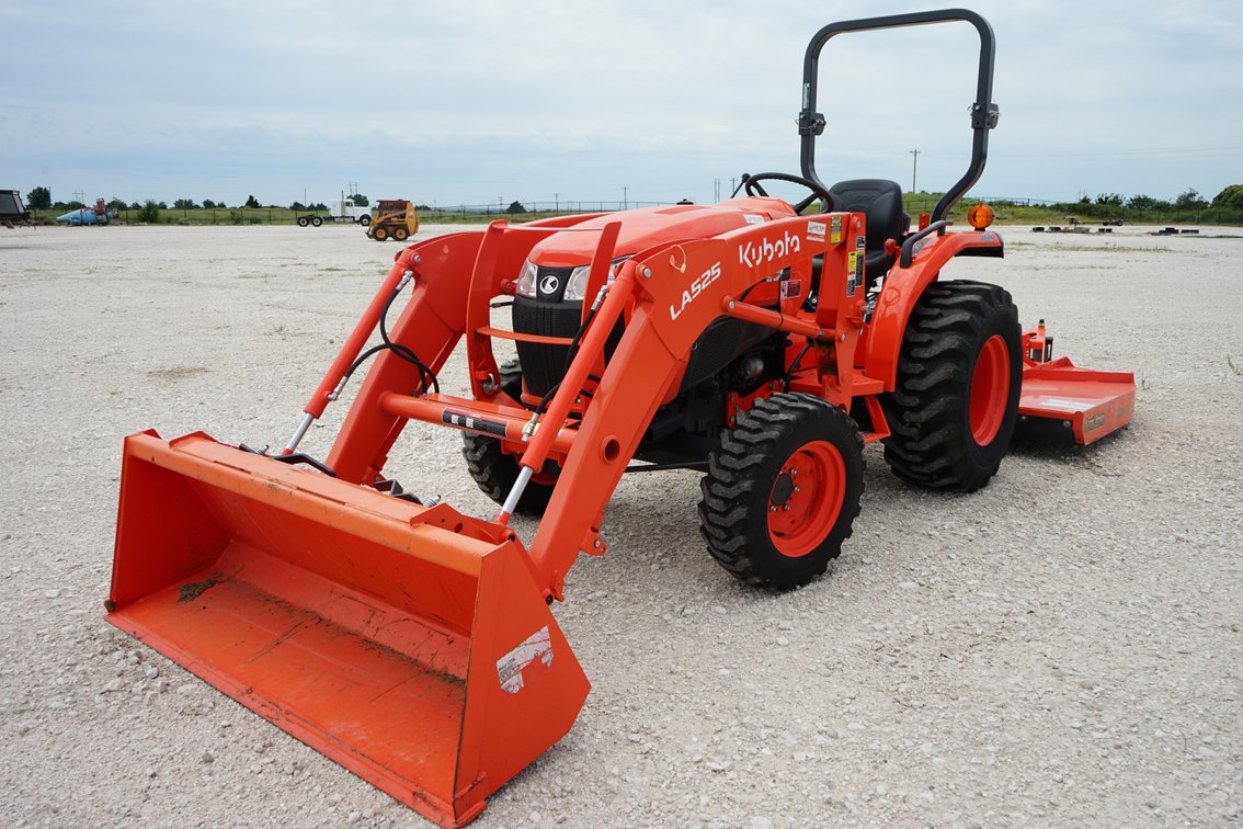 Kubota L3301 4WD Tractor