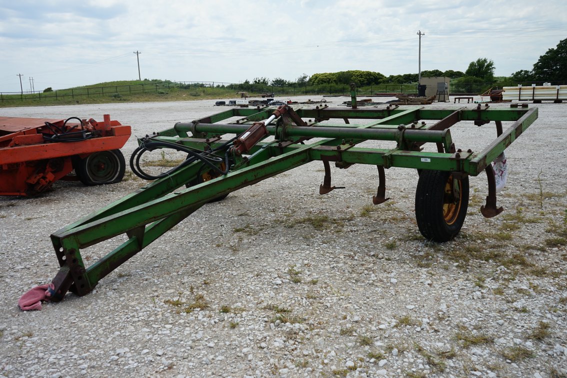John Deere 100 12' Chisel