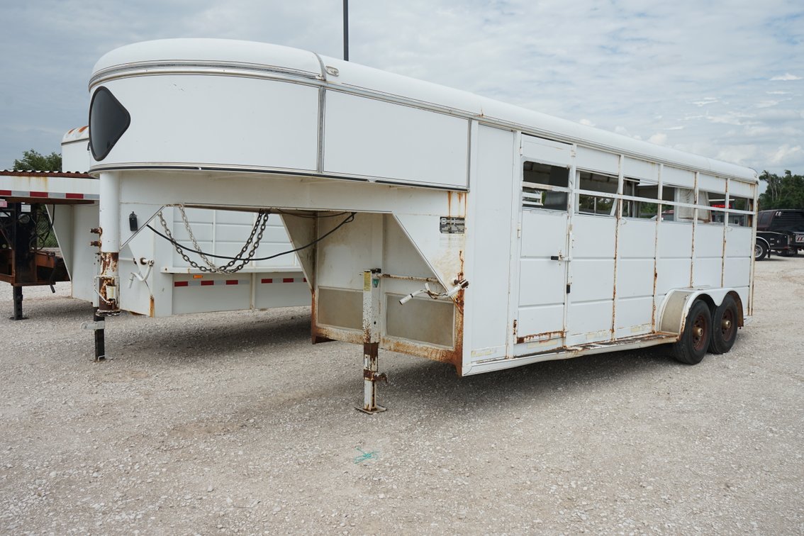 1999 20' S&H 4-Horse Slant Gooseneck Trailer