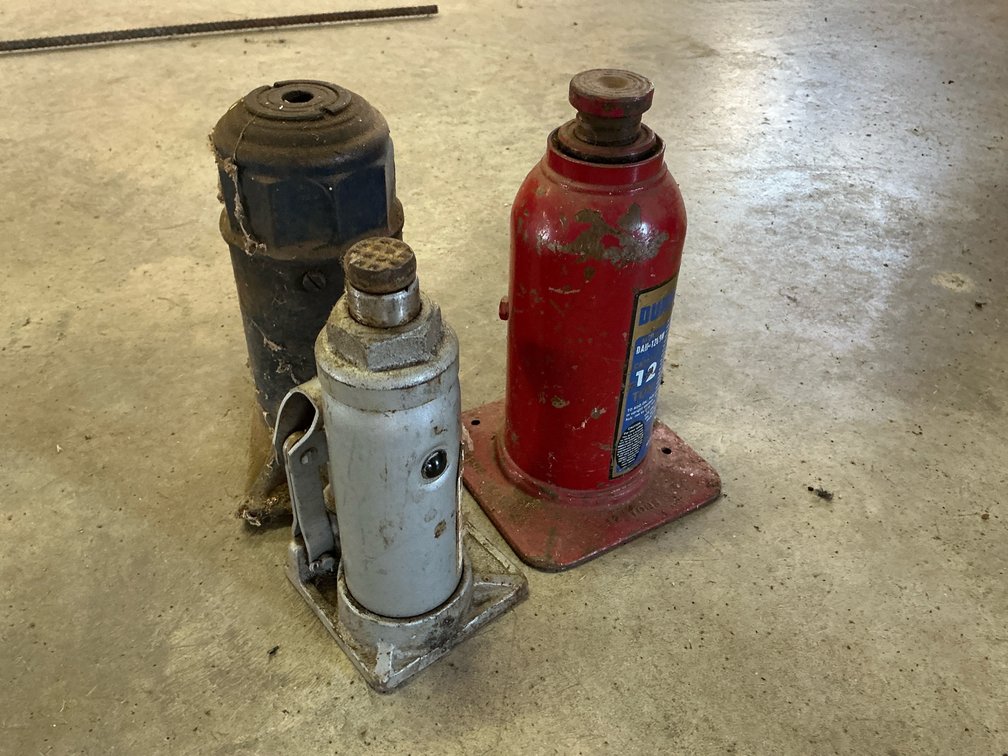 (3) bottle jacks