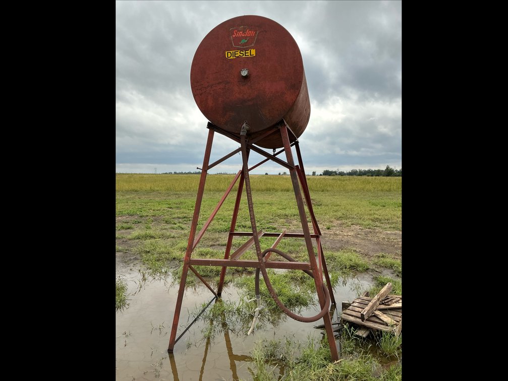 Upright fuel tank on stand