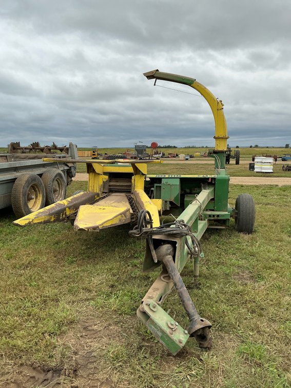 John Deere 3950 silage cutter and head