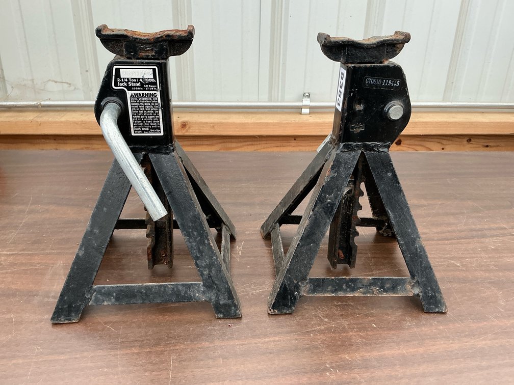 (2) Jack stands