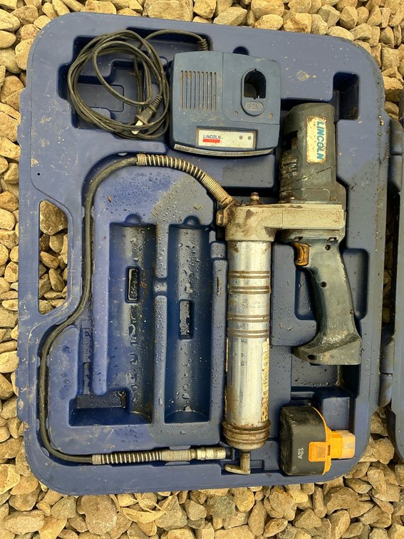 Lincoln grease gun with case