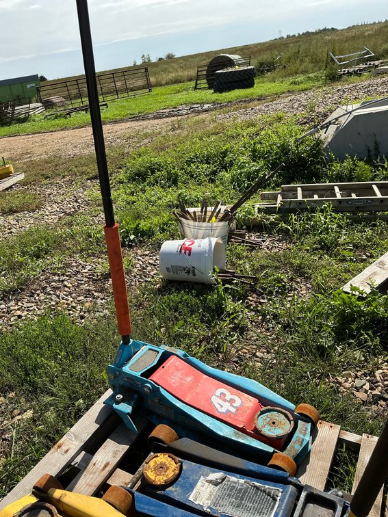 (1)Strongway floor jack