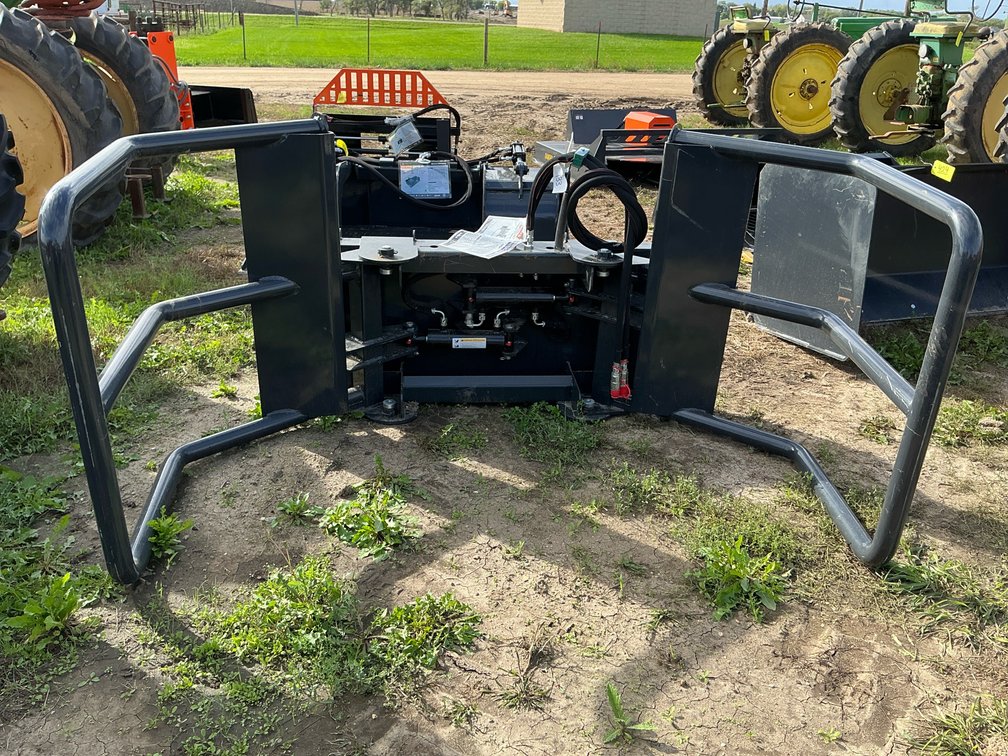 Wolverine bale squeeze skid steer attachment