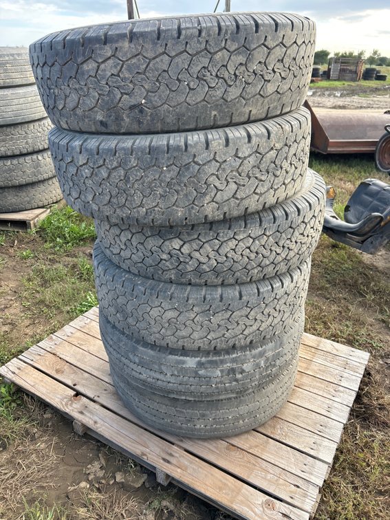 (6) 245/75R17 tires