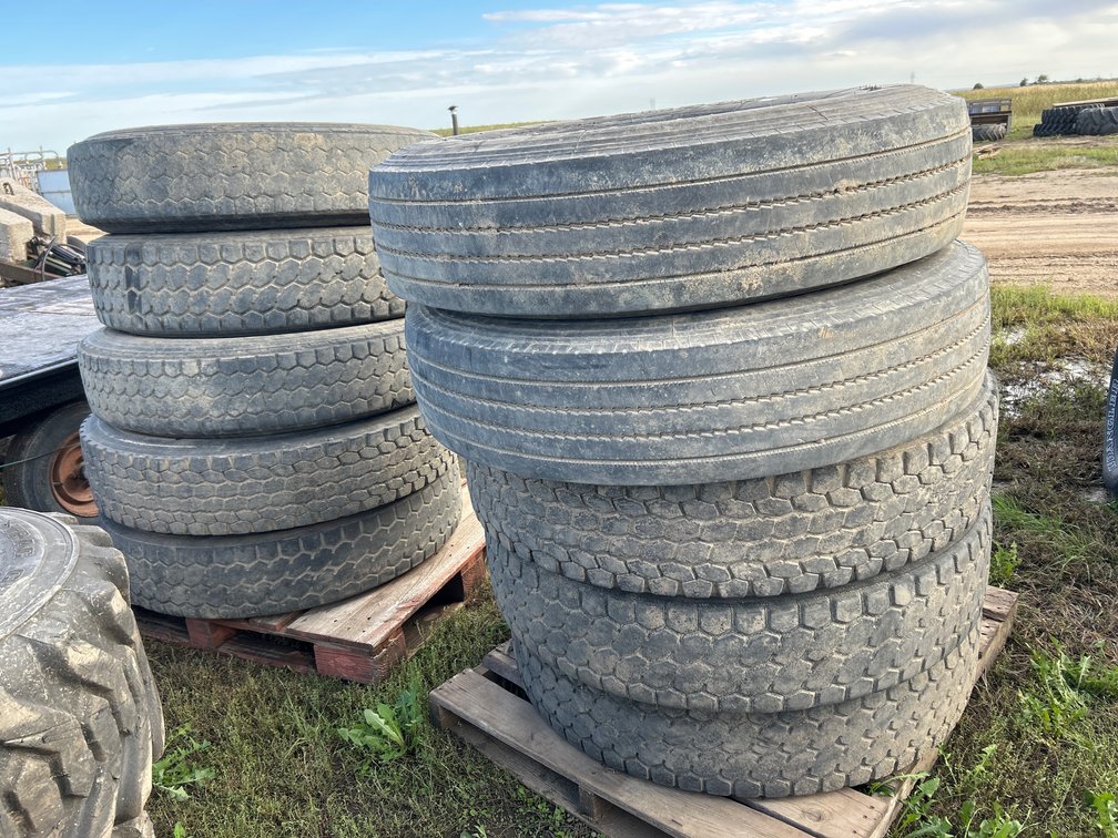 (10) 11R24.5 tires