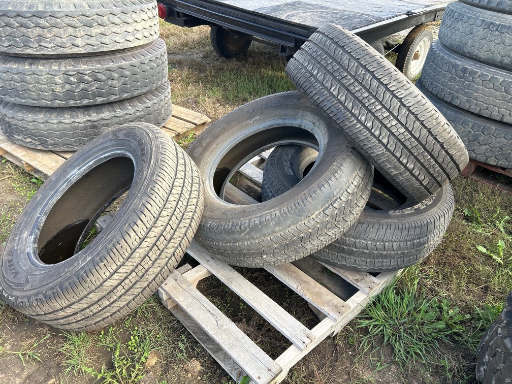 (4) 265/60R18 tires