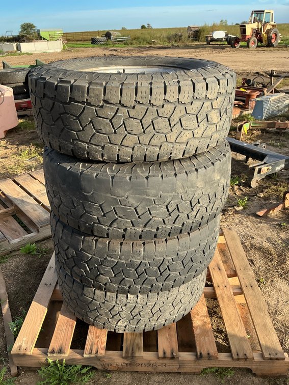 (4) Toyo 285/70R17 tires and rims