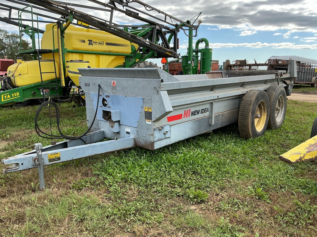 New Idea 3632 manure spreader