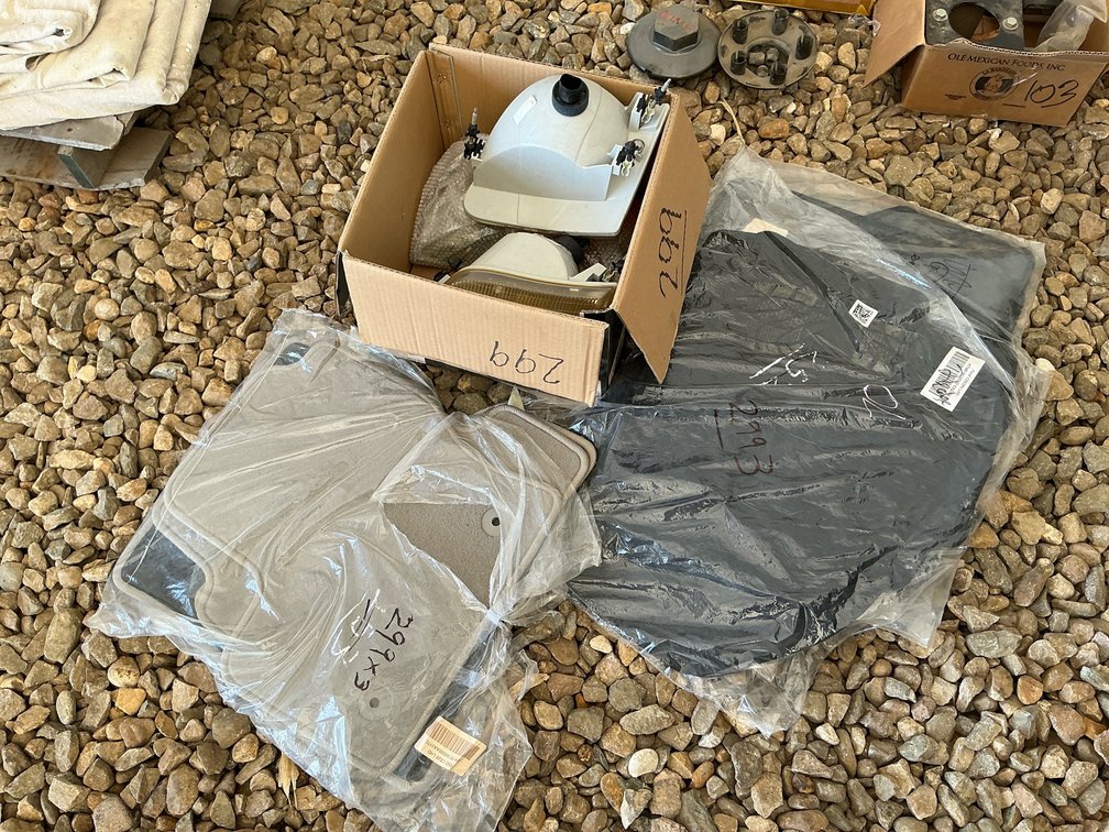 Floor mats, used lights