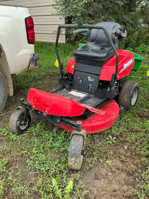 Snapper riding mower with 33" cut