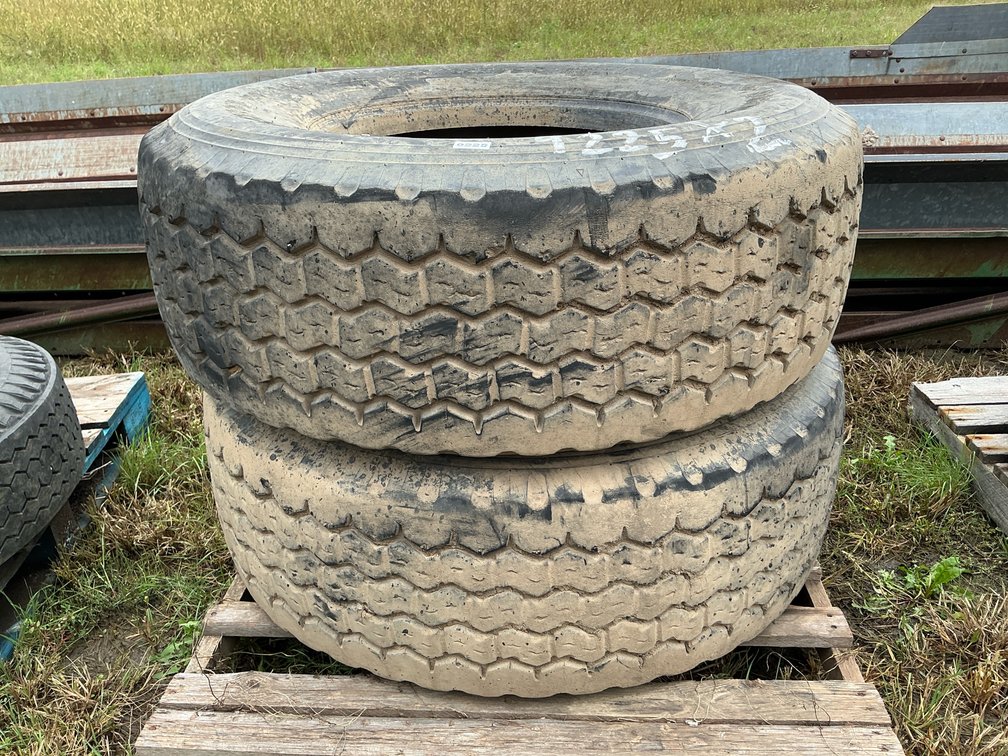 (2) Yokohama tires 425/65R22.5 tires