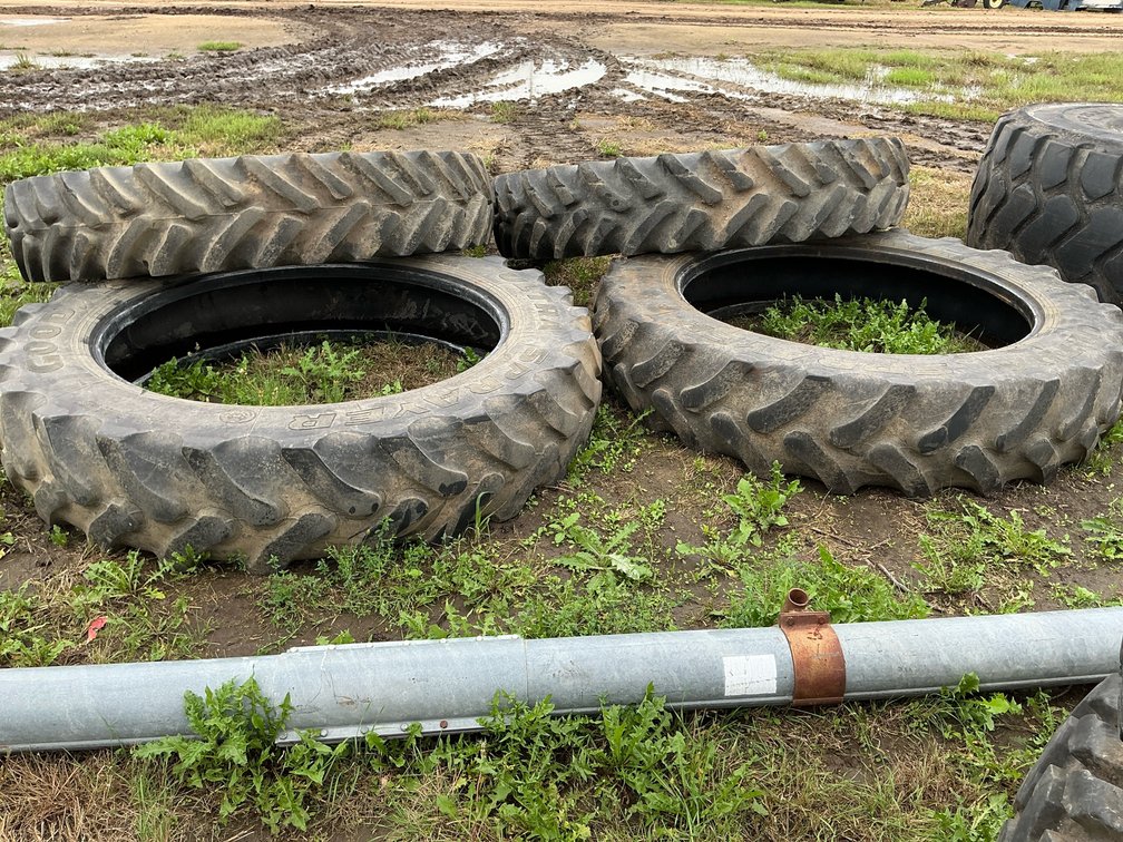 (4) Titan 380/90R46 Hitraction lug radial